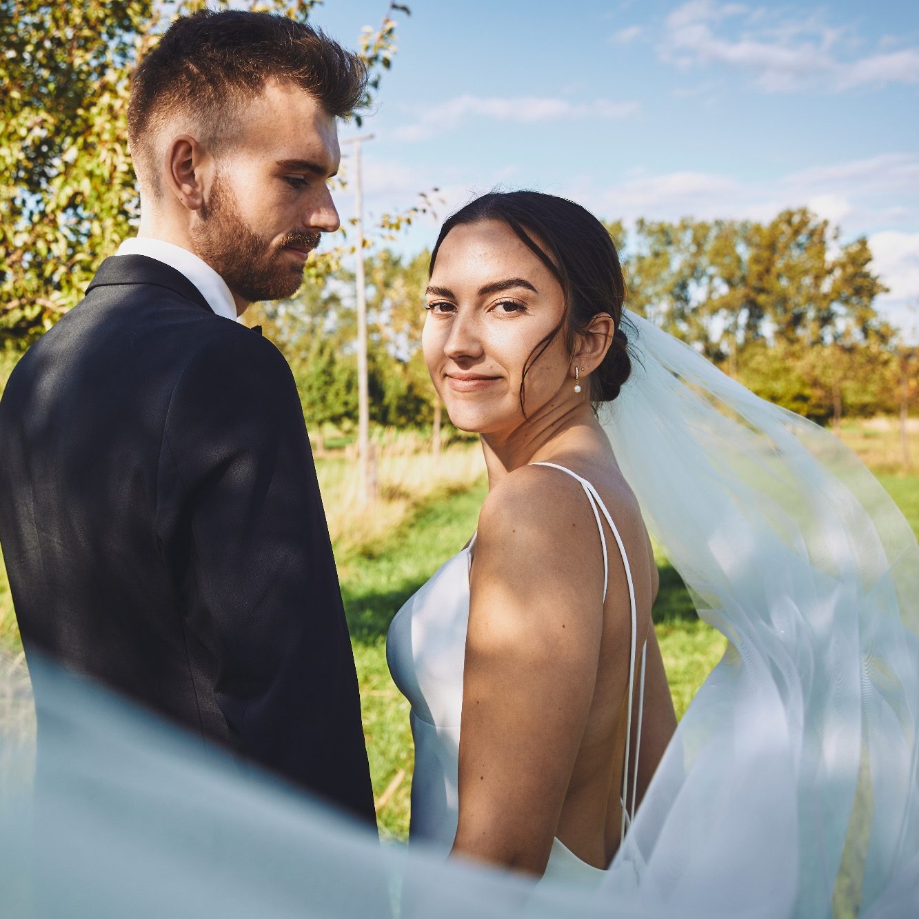 Hochzeitsfoto von Braut und Bräutigam in der Natur in Bielefeld